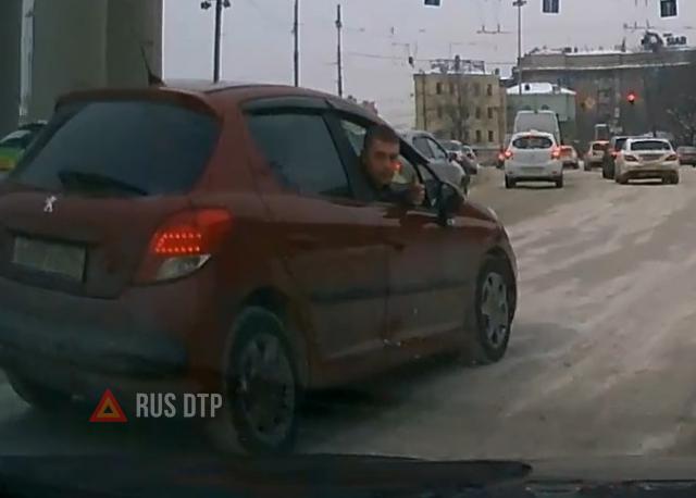 Выбросил банку из окна Выбросил банку из окна