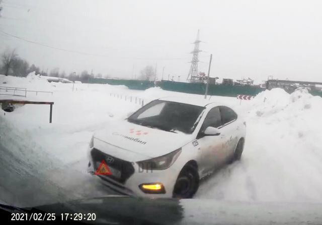 Таксист не вписался в поворот Таксист не вписался в поворот