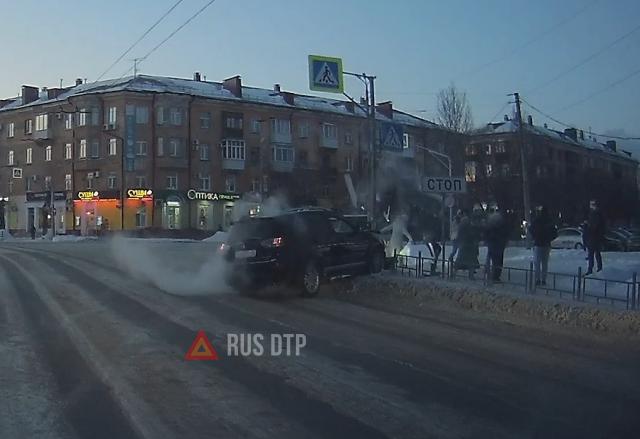 Mitsubishi врезался в светофор в Омске Mitsubishi врезался в светофор в Омске