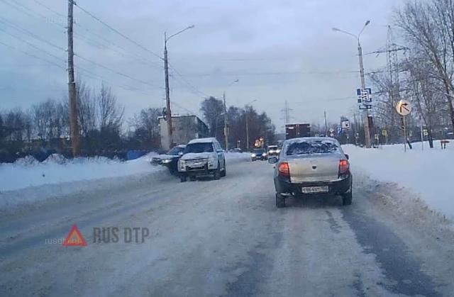 Вытолкнул в сугроб Вытолкнул в сугроб