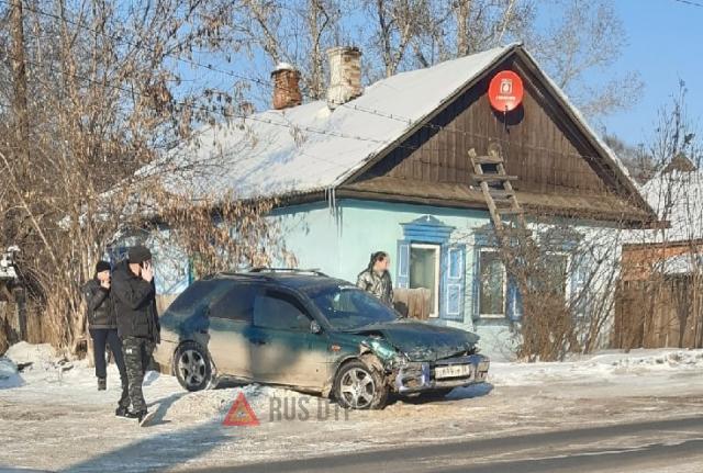 Subaru сбил женщину в Иркутске на улице Дорожной