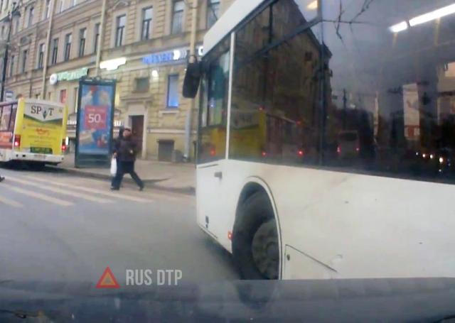ДТП с автобусом на Невском проспекте в Санкт-Петербурге ДТП с автобусом на Невском проспекте в Санкт-Петербурге