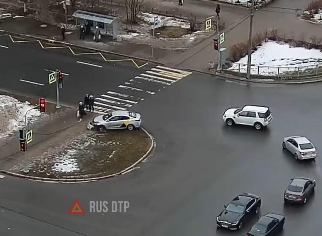 ДТП с участием такси в Петербурге ДТП с участием такси в Петербурге