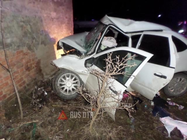 Водитель и пассажирка «Лады» погибли, врезавшись на автомобиле в стену
