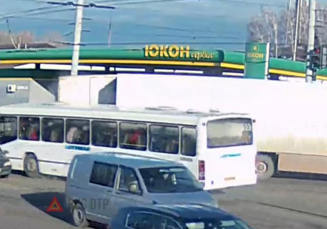 Грузовик лишился двери в Днепре Грузовик лишился двери в Днепре