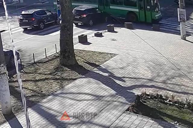 Поспешил и столкнулся с троллейбусом Поспешил и столкнулся с троллейбусом