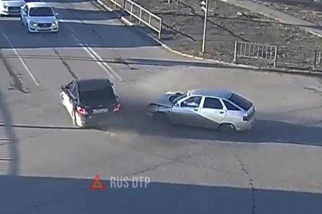 Жесткое ДТП на перекрестке в Волгограде Жесткое ДТП на перекрестке в Волгограде