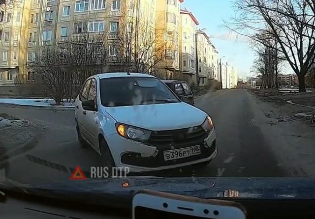 «Лада Гранта» вылетела из-за поворота «Лада Гранта» вылетела из-за поворота