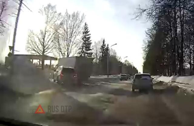 Toyota Land Cruiser при обгоне столкнулся с грузовиком Toyota Land Cruiser при обгоне столкнулся с грузовиком