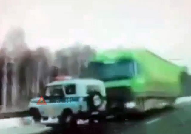 Момент ДТП с участием машины ДПС в Тюменской области Момент ДТП с участием машины ДПС в Тюменской области