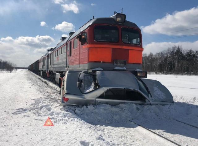На Сахалине автомобиль столкнулся с поездом