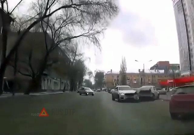 Момент массового ДТП в Воронеже Момент массового ДТП в Воронеже
