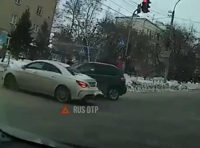 Mercedes-Benz при повороте на пропустил встречную легковушку Mercedes-Benz при повороте на пропустил встречную легковушку