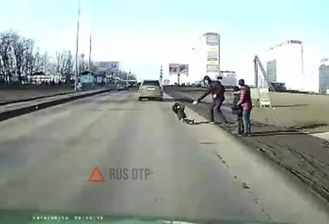 В Ростове женщина на «Хонде» сбила ребенка. ВИДЕО В Ростове женщина на «Хонде» сбила ребенка. ВИДЕО