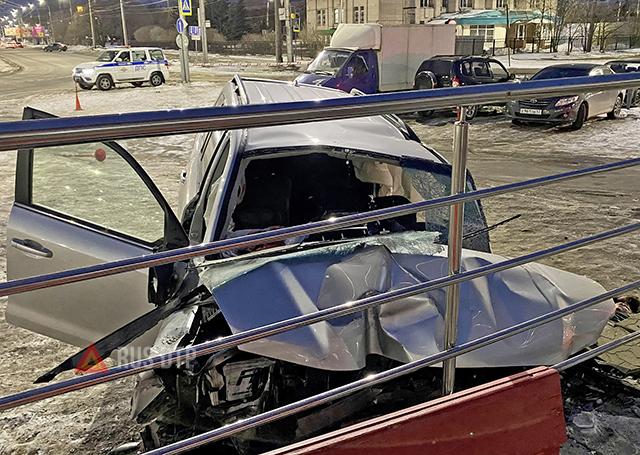 Toyota Land Cruiser 200 врезался в здание торгового центра в Новгороде