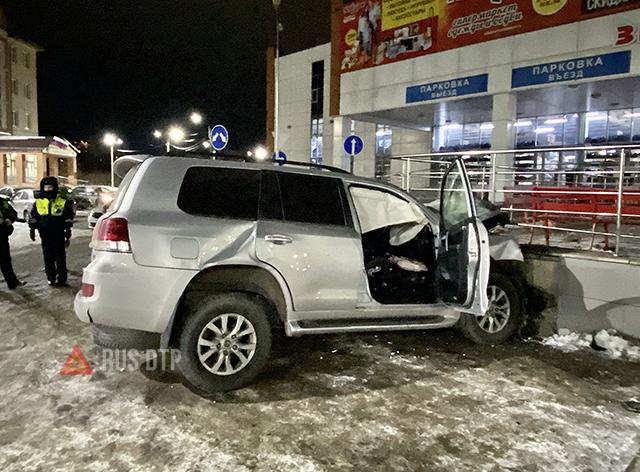 Toyota Land Cruiser 200 врезался в здание торгового центра в Новгороде