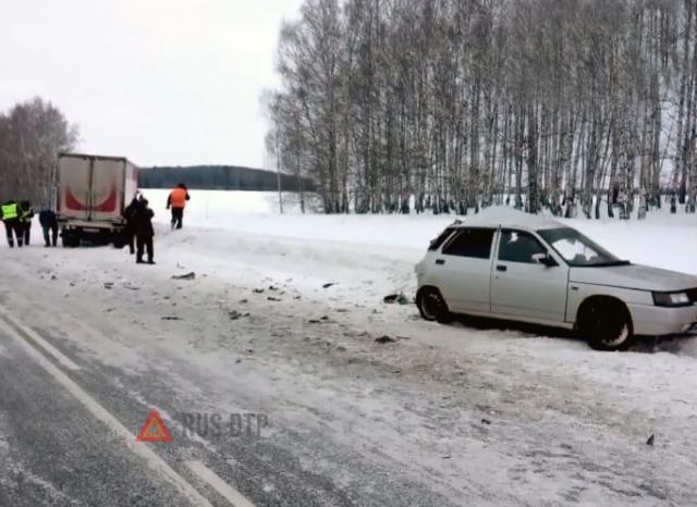 ВАЗ-2112 смяло о встречный грузовик в Кировской области
