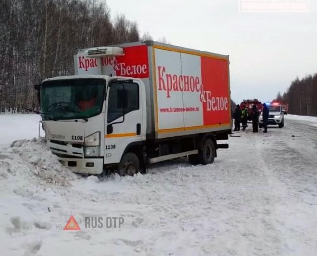ВАЗ-2112 смяло о встречный грузовик в Кировской области