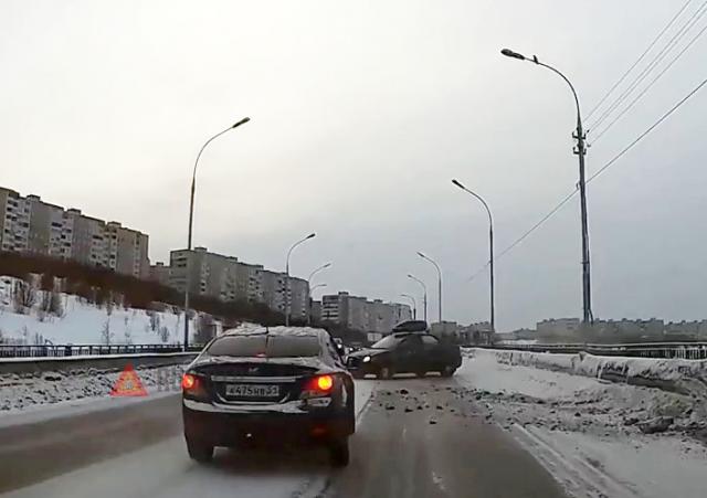 Занесло на скользкой дороге в Мурманске Занесло на скользкой дороге в Мурманске