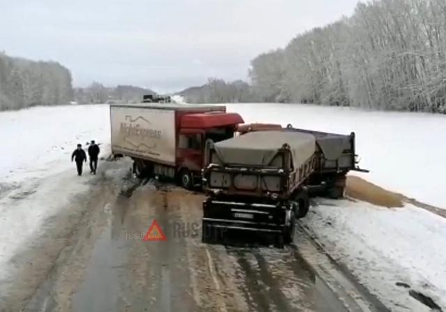 Водитель Renault погиб в ДТП с двумя грузовиками в Башкирии