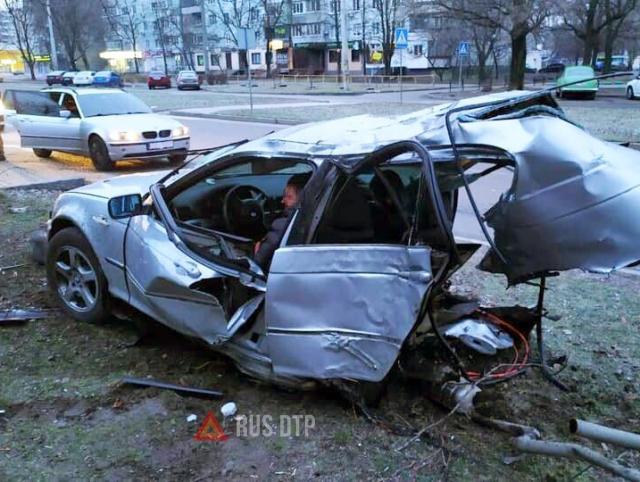 В Запорожье в результате ДТП BMW разорвало на части