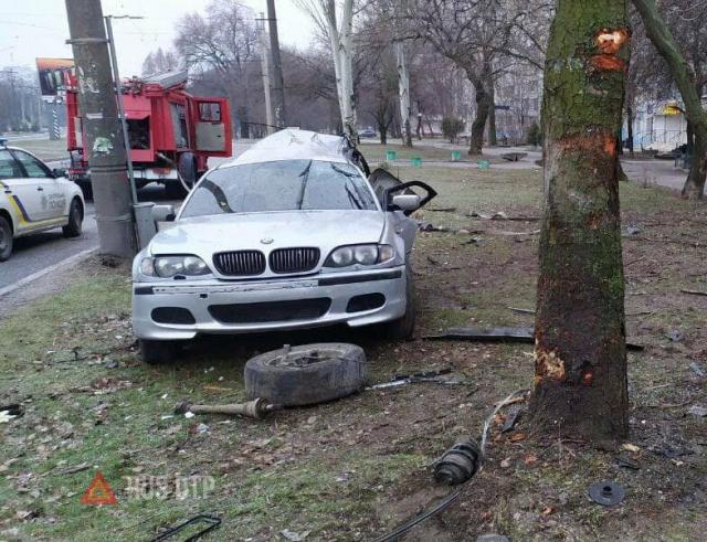 В Запорожье в результате ДТП BMW разорвало на части