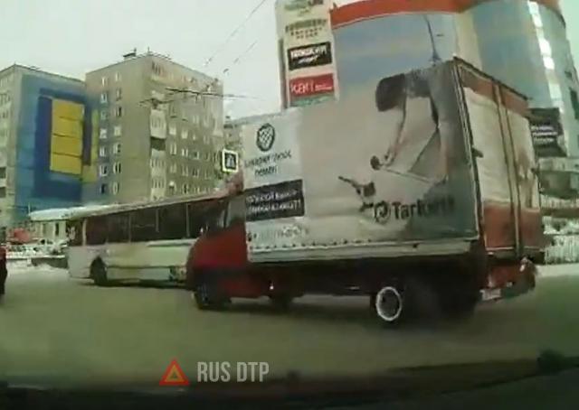 Не вписался в поворот в Мурманске Не вписался в поворот в Мурманске