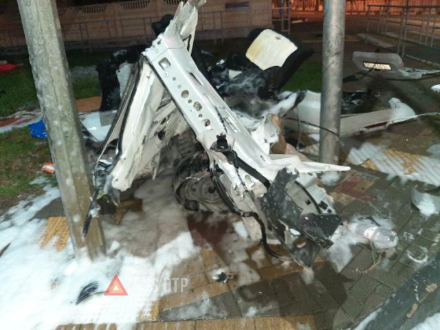 «Ладу Гранту» разорвало на части в результате ДТП в Геленджике