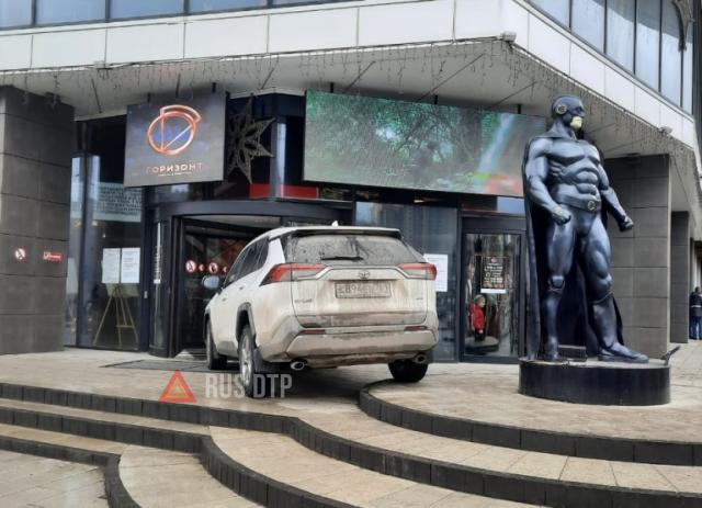 В Ростове наркоман на кроссовере врезался в здание торгового центра