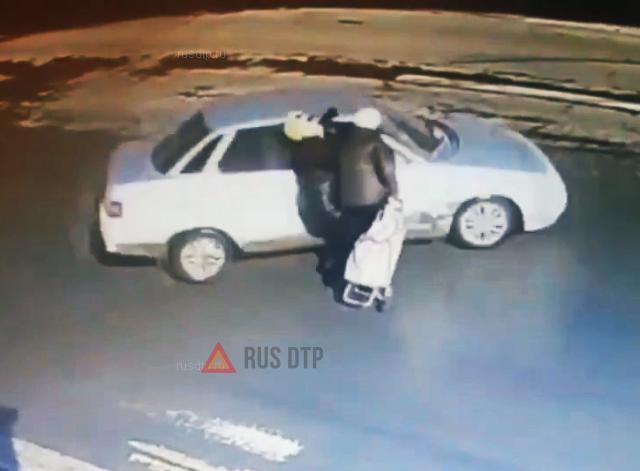 В Уфе водитель без прав сбил двух женщин и скрылся. ВИДЕО В Уфе водитель без прав сбил двух женщин и скрылся. ВИДЕО