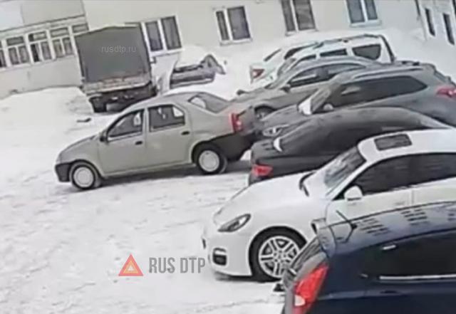 Девушка на автомобиле Renault Logan перепутала педали Девушка на автомобиле Renault Logan перепутала педали