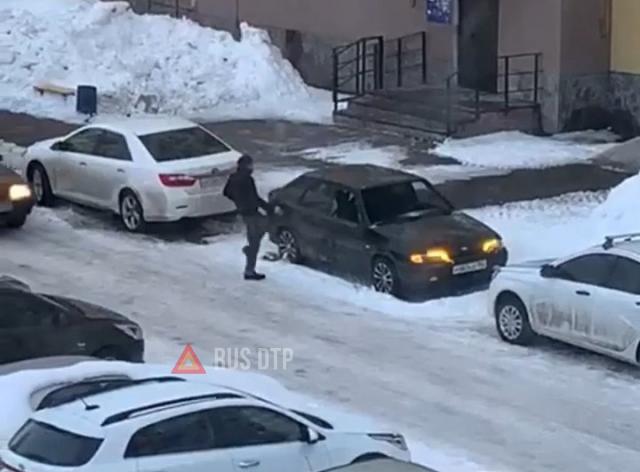В Стерлитамаке мужчина не смог завести машину и сжёг её В Стерлитамаке мужчина не смог завести машину и сжёг её