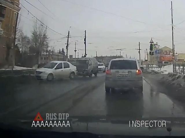 Водитель микроавтобуса не успел затормозить Водитель микроавтобуса не успел затормозить