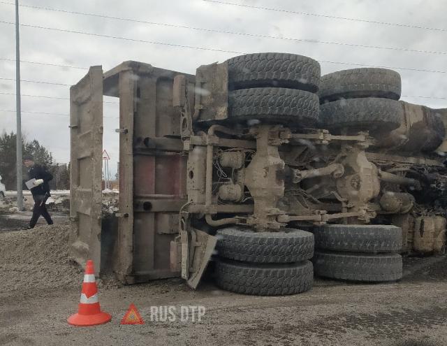 ВАЗ-21099 подрезал грузовик в Тюмени