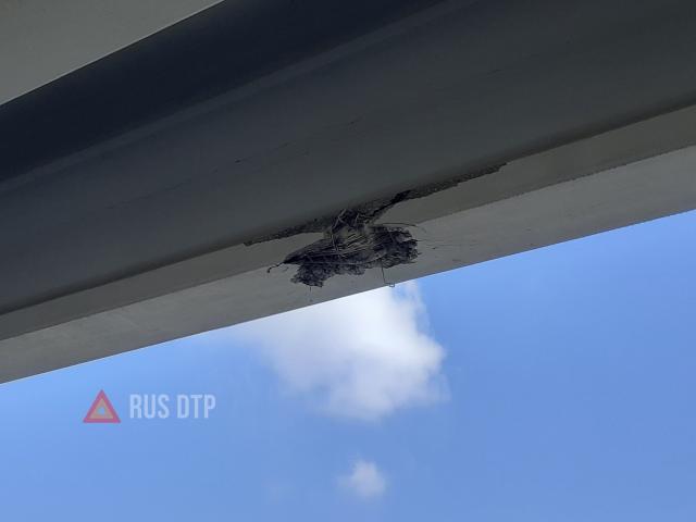 Грузовик повредил мост на трассе «Таврида» в Крыму