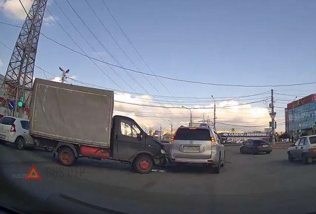 ДТП в Астрахани на улице Победы ДТП в Астрахани на улице Победы