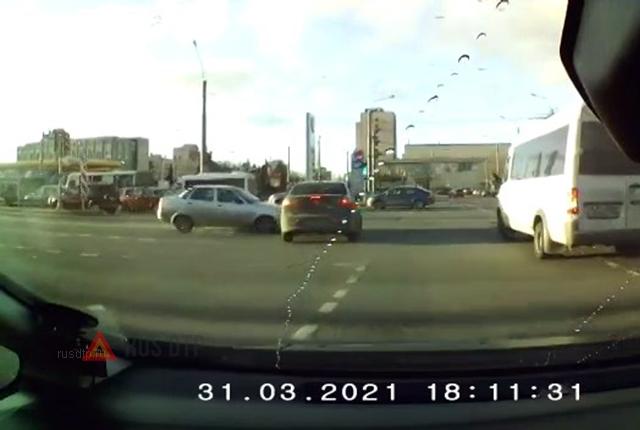 Mitsubishi Lancer и «Лада Приора» столкнулись на площади Конституции Mitsubishi Lancer и «Лада Приора» столкнулись на площади Конституции