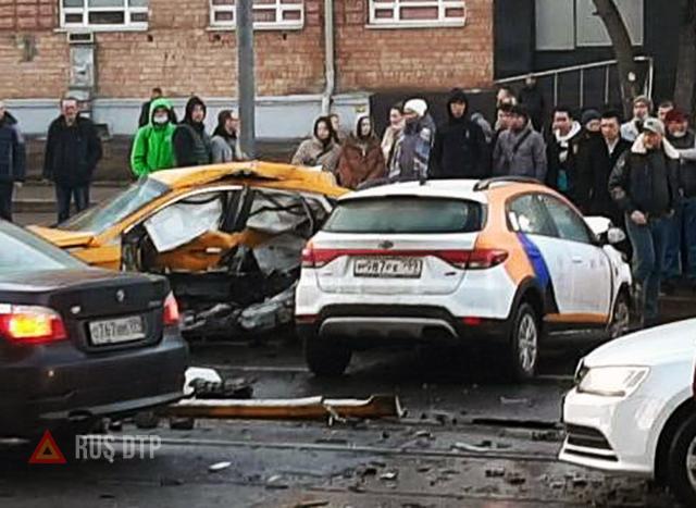 Два человека погибли в ДТП на улице Орджоникидзе в Москве