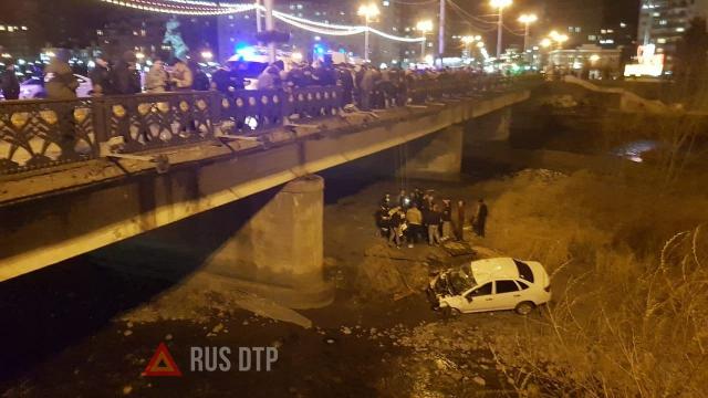 Во Владикавказе автомобиль упал с моста. ВИДЕО