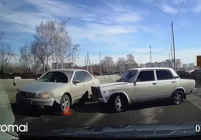 «Жигули» и Nissan столкнулись в Кировском районе Новосибирска «Жигули» и Nissan столкнулись в Кировском районе Новосибирска