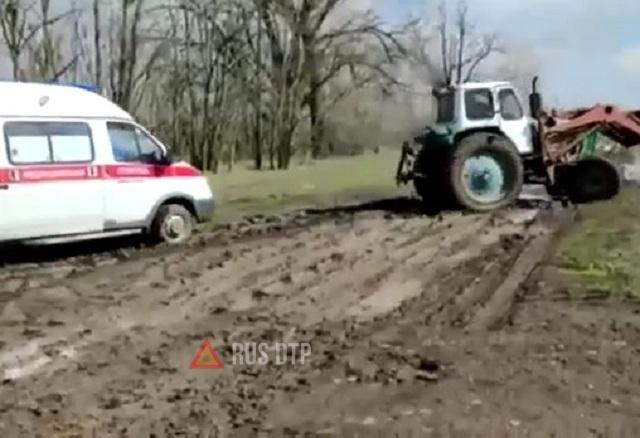 Скорая застряла в грязи Скорая застряла в грязи