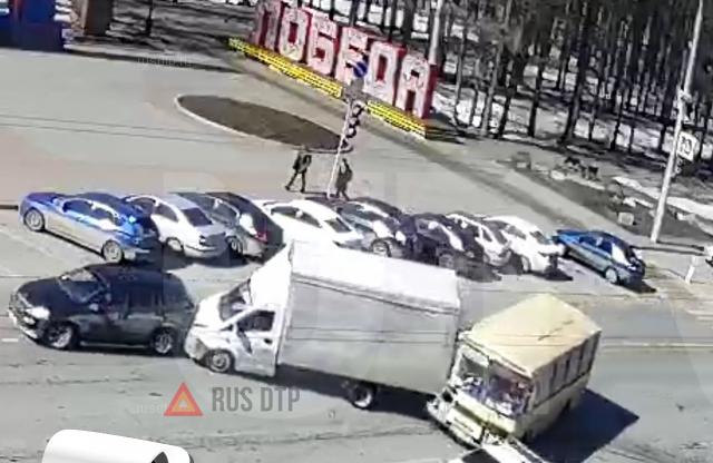 15-летняя девочка пострадала в ДТП в Уфе 15-летняя девочка пострадала в ДТП в Уфе