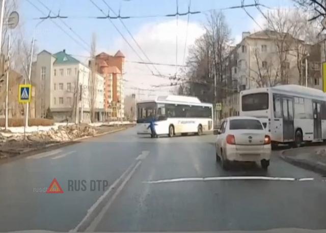 Пешеход погиб под колесами автобуса в Уфе Пешеход погиб под колесами автобуса в Уфе