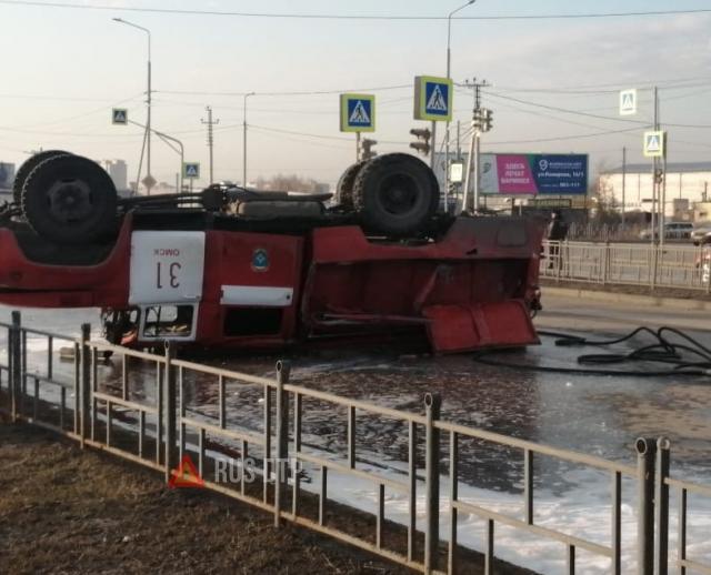 В Омске в результате ДТП перевернулась пожарная машина. ВИДЕО