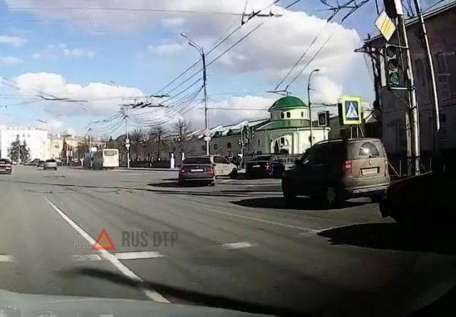 ДТП в Рязани на площади Ленина ДТП в Рязани на площади Ленина