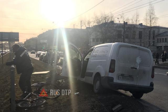 В Петербурге автомобиль сбил пешеходов. ВИДЕО