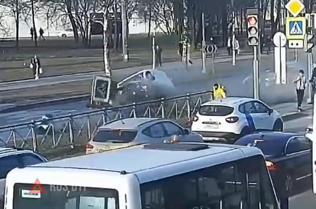 В Петербурге автомобиль сбил пешеходов. ВИДЕО
