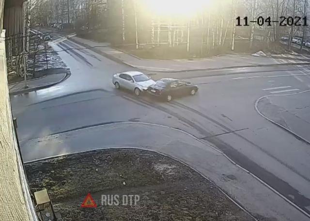 ДТП в Петрозаводске на пересечении улиц Загородной и Калинина ДТП в Петрозаводске на пересечении улиц Загородной и Калинина
