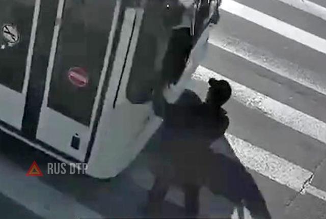Пешеход попал под колеса автобуса в Белгороде Пешеход попал под колеса автобуса в Белгороде