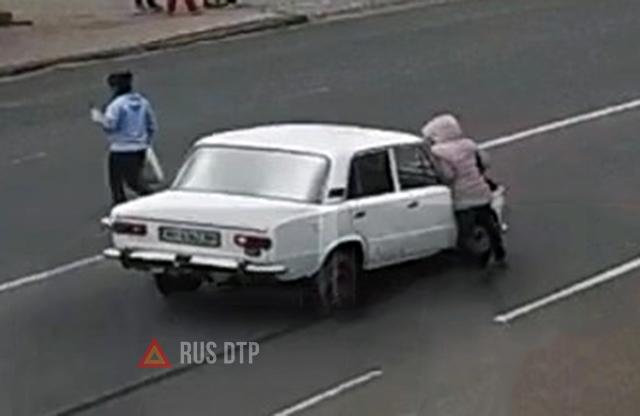 Женщина в капюшоне попала под машину Женщина в капюшоне попала под машину